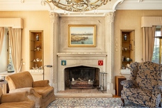 WILRIJK - Park Den Brandt: Karaktervolle villa in cottagestijl op 1.198m² met zuidtuin.

BESCHRIJVING:

Gelijkvloers:
Imposante inkomhal op natuursteen met toilet en vestiaire.
Toegang tot de leefkamer met open haard en de aansluitende eetkamer. Be