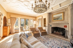 WILRIJK - Park Den Brandt: Karaktervolle villa in cottagestijl op 1.198m² met zuidtuin.

BESCHRIJVING:

Gelijkvloers:
Imposante inkomhal op natuursteen met toilet en vestiaire.
Toegang tot de leefkamer met open haard en de aansluitende eetkamer. Be