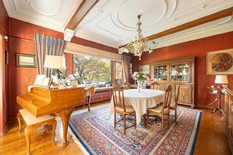 WILRIJK - Park Den Brandt: Karaktervolle villa in cottagestijl op 1.198m² met zuidtuin.

BESCHRIJVING:

Gelijkvloers:
Imposante inkomhal op natuursteen met toilet en vestiaire.
Toegang tot de leefkamer met open haard en de aansluitende eetkamer. Be