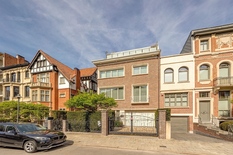 ANTWERPEN - Van Putlei: Prachtige herenwoning met 5 slaapkamers, 4 badkamers, mooie tuin, garage + oprit en lift. 

BESCHRIJVING:

Men bereikt de woning via een automatisch hek + automatisch schuifhek voor garage.
Aangelegde voortuin met fietsenrek.