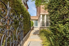 ANTWERPEN - Van Putlei: Prachtige herenwoning met 5 slaapkamers, 4 badkamers, mooie tuin, garage + oprit en lift. 

BESCHRIJVING:

Men bereikt de woning via een automatisch hek + automatisch schuifhek voor garage.
Aangelegde voortuin met fietsenrek.