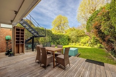 ANTWERPEN - Van Putlei: Prachtige herenwoning met 5 slaapkamers, 4 badkamers, mooie tuin, garage + oprit en lift. 

BESCHRIJVING:

Men bereikt de woning via een automatisch hek + automatisch schuifhek voor garage.
Aangelegde voortuin met fietsenrek.