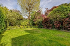 ANTWERPEN - Van Putlei: Prachtige herenwoning met 5 slaapkamers, 4 badkamers, mooie tuin, garage + oprit en lift. 

BESCHRIJVING:

Men bereikt de woning via een automatisch hek + automatisch schuifhek voor garage.
Aangelegde voortuin met fietsenrek.