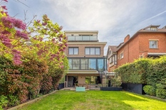 ANTWERPEN - Van Putlei: Prachtige herenwoning met 5 slaapkamers, 4 badkamers, mooie tuin, garage + oprit en lift. 

BESCHRIJVING:

Men bereikt de woning via een automatisch hek + automatisch schuifhek voor garage.
Aangelegde voortuin met fietsenrek.