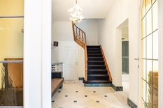 ANTWERPEN - Van Putlei: Prachtige herenwoning met 5 slaapkamers, 4 badkamers, mooie tuin, garage + oprit en lift. 

BESCHRIJVING:

Men bereikt de woning via een automatisch hek + automatisch schuifhek voor garage.
Aangelegde voortuin met fietsenrek.