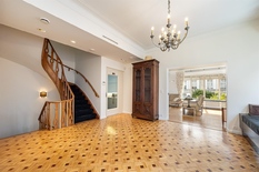 ANTWERPEN - Van Putlei: Prachtige herenwoning met 5 slaapkamers, 4 badkamers, mooie tuin, garage + oprit en lift. 

BESCHRIJVING:

Men bereikt de woning via een automatisch hek + automatisch schuifhek voor garage.
Aangelegde voortuin met fietsenrek.