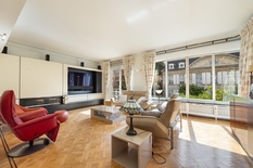 ANTWERPEN - Van Putlei: Prachtige herenwoning met 5 slaapkamers, 4 badkamers, mooie tuin, garage + oprit en lift. 

BESCHRIJVING:

Men bereikt de woning via een automatisch hek + automatisch schuifhek voor garage.
Aangelegde voortuin met fietsenrek.