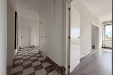 ANTWERPEN - Jan Van Rijswijcklaan: Zeer mooi gerenoveerd appartement van ca 155m² met 3 slaapkamers, 2 badkamers en  autostaanplaats.

BESCHRIJVING:

Appartement 5C op de 5° verdieping van zeer verzorgd gebouw.
Inkomhal (ca. 9,5m²) op marmeren teg