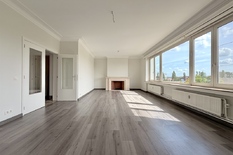 ANTWERPEN - Jan Van Rijswijcklaan: Zeer mooi gerenoveerd appartement van ca 155m² met 3 slaapkamers, 2 badkamers en  autostaanplaats.

BESCHRIJVING:

Appartement 5C op de 5° verdieping van zeer verzorgd gebouw.
Inkomhal (ca. 9,5m²) op marmeren teg