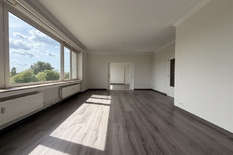 ANTWERPEN - Jan Van Rijswijcklaan: Zeer mooi gerenoveerd appartement van ca 155m² met 3 slaapkamers, 2 badkamers en  autostaanplaats.

BESCHRIJVING:

Appartement 5C op de 5° verdieping van zeer verzorgd gebouw.
Inkomhal (ca. 9,5m²) op marmeren teg