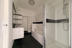 ANTWERPEN - Jan Van Rijswijcklaan: Zeer mooi gerenoveerd appartement van ca 155m² met 3 slaapkamers, 2 badkamers en  autostaanplaats.

BESCHRIJVING:

Appartement 5C op de 5° verdieping van zeer verzorgd gebouw.
Inkomhal (ca. 9,5m²) op marmeren teg