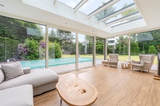 WILRIJK - Oosterveld : Villa spacieuse (environ 352m²) avec 4 chambres, 3 salles de bain, piscine et jardin orienté sud.  Score PEB-C