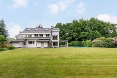 WILRIJK - Oosterveld : Villa spacieuse (environ 352m²) avec 4 chambres, 3 salles de bain, piscine et jardin orienté sud.  Score PEB-C