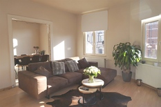 WILRIJK - Near Park Den Brandt - Berkenlaan: Pleasant one-bedroom corner flat

DESCRIPTION:

The flat is situated on the 2nd floor of a small building.
Entrance hall.
L-shaped living room with laminate flooring and plenty of natural light. Decorativ