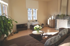 WILRIJK - Near Park Den Brandt - Berkenlaan: Pleasant one-bedroom corner flat

DESCRIPTION:

The flat is situated on the 2nd floor of a small building.
Entrance hall.
L-shaped living room with laminate flooring and plenty of natural light. Decorativ