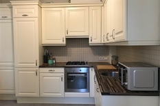 WILRIJK - Near Park Den Brandt - Berkenlaan: Pleasant one-bedroom corner flat

DESCRIPTION:

The flat is situated on the 2nd floor of a small building.
Entrance hall.
L-shaped living room with laminate flooring and plenty of natural light. Decorativ