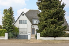 WILRIJK - Park Den Brandt: Stijlvolle,klassieke villa op ca 1.250m² met zwembad en zuidgerichte tuin

BESCHRIJVING:

Gelijkvloers:
Inkomhal op natuursteen met gastentoilet.
Zeer ruime leefkamer op visgraatparket open haard en erker. Zicht en toegan