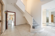 WILRIJK - Park Den Brandt: Stijlvolle,klassieke villa op ca 1.250m² met zwembad en zuidgerichte tuin

BESCHRIJVING:

Gelijkvloers:
Inkomhal op natuursteen met gastentoilet.
Zeer ruime leefkamer op visgraatparket open haard en erker. Zicht en toegan