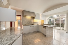 WILRIJK - Park Den Brandt: Stijlvolle,klassieke villa op ca 1.250m² met zwembad en zuidgerichte tuin

BESCHRIJVING:

Gelijkvloers:
Inkomhal op natuursteen met gastentoilet.
Zeer ruime leefkamer op visgraatparket open haard en erker. Zicht en toegan