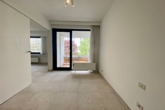 WILRIJK - Rucaplein 585: Beautifully renovated flat (approx 60m²) in prime location, with 1 bedroom and terrace.

DESCRIPTION:

Ready to move in, renovated flat with terrace, located on the 2° floor of a well-kept residence.
Spacious entrance hall,