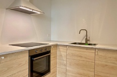 WILRIJK - Rucaplein 585: Beautifully renovated flat (approx 60m²) in prime location, with 1 bedroom and terrace.

DESCRIPTION:

Ready to move in, renovated flat with terrace, located on the 2° floor of a well-kept residence.
Spacious entrance hall,