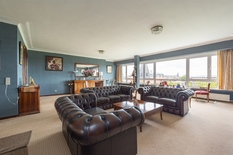 ANVERS - Mechelsesteenweg : Très spacieux penthouse avec une magnifique vue panoramique, 4 chambres à coucher, 2 salles de bains et une place de parking.

Profitez du meilleur de la vie urbaine anversoise avec un accès facile aux routes principales.