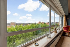 ANVERS - Mechelsesteenweg : Très spacieux penthouse avec une magnifique vue panoramique, 4 chambres à coucher, 2 salles de bains et une place de parking.

Profitez du meilleur de la vie urbaine anversoise avec un accès facile aux routes principales.