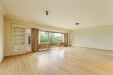 BERCHEM - Albertpark: Ruim, te renoveren appartement van ca 180 m² met terras en 2 P.

BESCHRIJVING :

Ruim appartement van ca 180 m² gelegen op de 5°verdieping, met prachtig open zicht op het groene Albertpark. 
Het geheel biedt een uitstekende k
