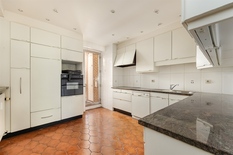 BERCHEM - Albertpark: Ruim, te renoveren appartement van ca 180 m² met terras en 2 P.

BESCHRIJVING :

Ruim appartement van ca 180 m² gelegen op de 5°verdieping, met prachtig open zicht op het groene Albertpark. 
Het geheel biedt een uitstekende k