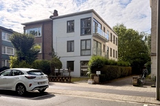 WILRIJK - Ringlaan: Ready-to-move-in ground-floor flat with 2 bedrooms and a lovely garden.

DESCRIPTION:

A very attractive ground-floor flat in a well-maintained, small-scale building.
Entrance hall with toilet.
Spacious and light-filled living an