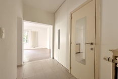 WILRIJK - Ringlaan: Ready-to-move-in ground-floor flat with 2 bedrooms and a lovely garden.

DESCRIPTION:

A very attractive ground-floor flat in a well-maintained, small-scale building.
Entrance hall with toilet.
Spacious and light-filled living an