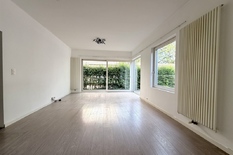 WILRIJK - Ringlaan: Ready-to-move-in ground-floor flat with 2 bedrooms and a lovely garden.

DESCRIPTION:

A very attractive ground-floor flat in a well-maintained, small-scale building.
Entrance hall with toilet.
Spacious and light-filled living an