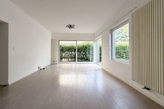 WILRIJK - Ringlaan: Ready-to-move-in ground-floor flat with 2 bedrooms and a lovely garden.

DESCRIPTION:

A very attractive ground-floor flat in a well-maintained, small-scale building.
Entrance hall with toilet.
Spacious and light-filled living an