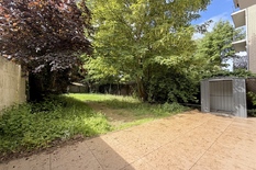 WILRIJK - Ringlaan: Ready-to-move-in ground-floor flat with 2 bedrooms and a lovely garden.

DESCRIPTION:

A very attractive ground-floor flat in a well-maintained, small-scale building.
Entrance hall with toilet.
Spacious and light-filled living an