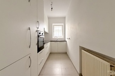 WILRIJK - Ringlaan: Ready-to-move-in ground-floor flat with 2 bedrooms and a lovely garden.

DESCRIPTION:

A very attractive ground-floor flat in a well-maintained, small-scale building.
Entrance hall with toilet.
Spacious and light-filled living an