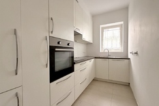 WILRIJK - Ringlaan: Ready-to-move-in ground-floor flat with 2 bedrooms and a lovely garden.

DESCRIPTION:

A very attractive ground-floor flat in a well-maintained, small-scale building.
Entrance hall with toilet.
Spacious and light-filled living an