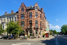 WILRIJK - Bij Nachtegalenpark: Mooi appartement met 1 slaapkamer in een gerenoveerde herenwoning.

BESCHRIJVING:

Het appartement is gelegen op de 3°verdieping en omvat :

Gezellige en lichtrijke leefruimte.
De keuken beschikt over vaatwasser, com