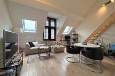 WILRIJK - Bij Nachtegalenpark: Mooi appartement met 1 slaapkamer in een gerenoveerde herenwoning.

BESCHRIJVING:

Het appartement is gelegen op de 3°verdieping en omvat :

Gezellige en lichtrijke leefruimte.
De keuken beschikt over vaatwasser, com