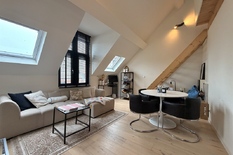 WILRIJK - Bij Nachtegalenpark: Mooi appartement met 1 slaapkamer in een gerenoveerde herenwoning.

BESCHRIJVING:

Het appartement is gelegen op de 3°verdieping en omvat :

Gezellige en lichtrijke leefruimte.
De keuken beschikt over vaatwasser, com
