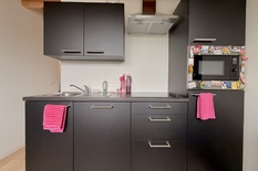 WILRIJK - Bij Nachtegalenpark: Mooi appartement met 1 slaapkamer in een gerenoveerde herenwoning.

BESCHRIJVING:

Het appartement is gelegen op de 3°verdieping en omvat :

Gezellige en lichtrijke leefruimte.
De keuken beschikt over vaatwasser, com