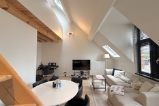 WILRIJK - Bij Nachtegalenpark: Mooi appartement met 1 slaapkamer in een gerenoveerde herenwoning.

BESCHRIJVING:

Het appartement is gelegen op de 3°verdieping en omvat :

Gezellige en lichtrijke leefruimte.
De keuken beschikt over vaatwasser, com