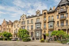 BERCHEM - Cogels-Osylei: Eclectische herenwoning “De Zwaluwen”  met 6 slaapkamers, 3 badkamers, groot bureau, oprit en zuidtuin. 

Een uitzonderlijke opportuniteit voor liefhebbers van karaktervolle architectuur, erfgoed en stijlvol wonen. 

Geleg