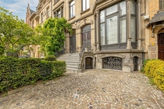 BERCHEM - Cogels-Osylei: Eclectische herenwoning “De Zwaluwen”  met 6 slaapkamers, 3 badkamers, groot bureau, oprit en zuidtuin. 

Een uitzonderlijke opportuniteit voor liefhebbers van karaktervolle architectuur, erfgoed en stijlvol wonen. 

Geleg