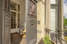 BERCHEM - Cogels-Osylei: Eclectische herenwoning “De Zwaluwen”  met 6 slaapkamers, 3 badkamers, groot bureau, oprit en zuidtuin. 

Een uitzonderlijke opportuniteit voor liefhebbers van karaktervolle architectuur, erfgoed en stijlvol wonen. 

Geleg