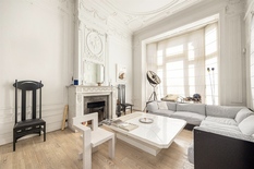 BERCHEM - Cogels-Osylei: Eclectische herenwoning “De Zwaluwen”  met 6 slaapkamers, 3 badkamers, groot bureau, oprit en zuidtuin. 

Een uitzonderlijke opportuniteit voor liefhebbers van karaktervolle architectuur, erfgoed en stijlvol wonen. 

Geleg