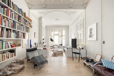 BERCHEM - Cogels-Osylei: Eclectische herenwoning “De Zwaluwen”  met 6 slaapkamers, 3 badkamers, groot bureau, oprit en zuidtuin. 

Een uitzonderlijke opportuniteit voor liefhebbers van karaktervolle architectuur, erfgoed en stijlvol wonen. 

Geleg