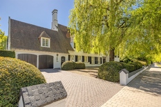 WILRIJK – Park Den Brandt: Indrukwekkende, verfijnde villa op een zuidgericht perceel van 3.064 m², met 6 slaapkamers, indoor zwembad met wellness en dubbele garage. EPC-label B.
Gelijkvloers:
Ruime inkomhal met vestiaire en toilet. Lichtrijke leef