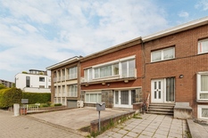 WILRIJK - Park Den Brandt: Nabij parken gelegen woning met 3 slaapkamers en 3 badkamers.
BESCHRIJVING:
Gelijkvloers:
Ruime inkomhal met ingemaakte kasten en gastentoilet.
Aangename en zeer lichte leefkamer.
Aansluitend een grote eetkamer met naas