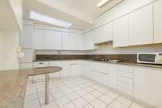 WILRIJK - Park Den Brandt: Nabij parken gelegen woning met 3 slaapkamers en 3 badkamers.
BESCHRIJVING:
Gelijkvloers:
Ruime inkomhal met ingemaakte kasten en gastentoilet.
Aangename en zeer lichte leefkamer.
Aansluitend een grote eetkamer met naas