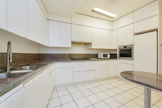 WILRIJK - Park Den Brandt: Nabij parken gelegen woning met 3 slaapkamers en 3 badkamers.
BESCHRIJVING:
Gelijkvloers:
Ruime inkomhal met ingemaakte kasten en gastentoilet.
Aangename en zeer lichte leefkamer.
Aansluitend een grote eetkamer met naas